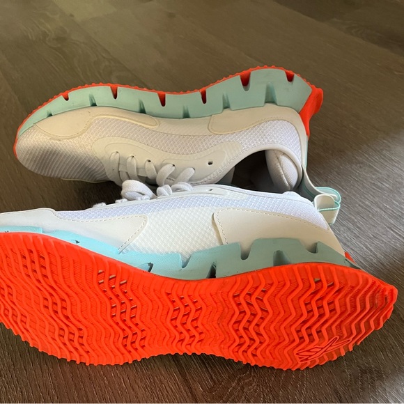 Like new Reebok running shoes - Picture 5 of 6